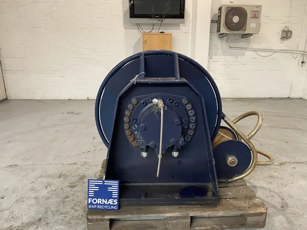 Image 1 of 7 - Split winch