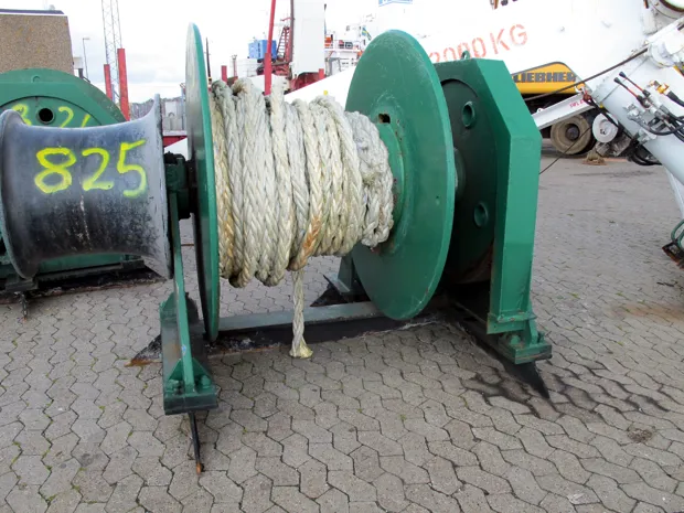 Image 4 of 6 - Mooring winch