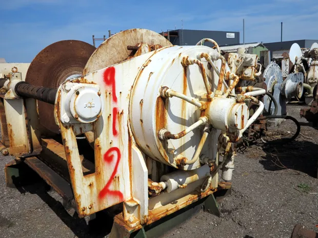 Image 5 of 5 - Split winch