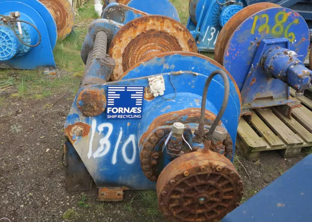 Image 2 of 4 - Split winch