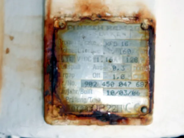 Image 5 of 5 - Anchor winch