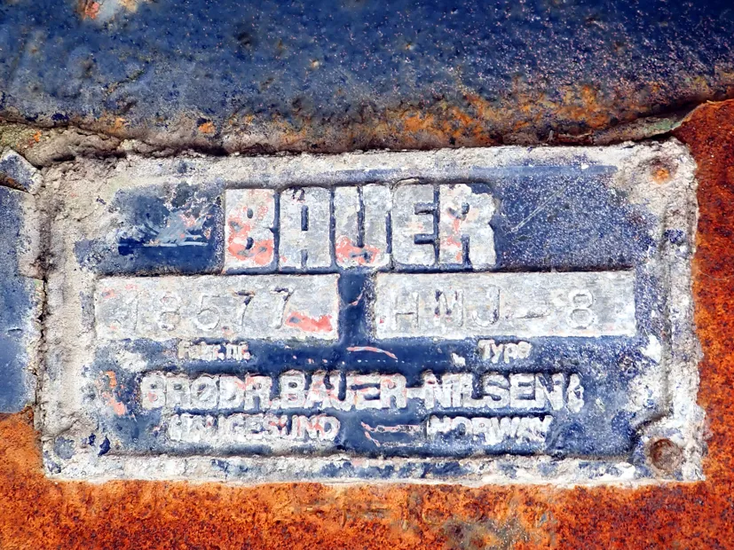 Image 2 of 3 - Split winch