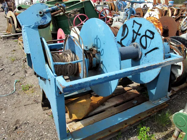 Image 1 of 2 - Combi winch