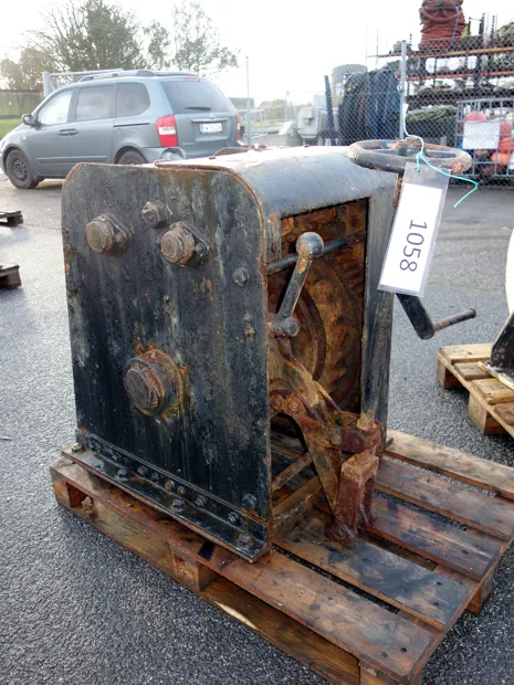 Image 1 of 4 - Small winch