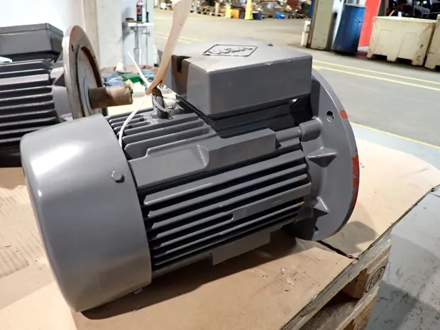 Image 1 of 3 - VEM - K21R 132 S4 DK HW