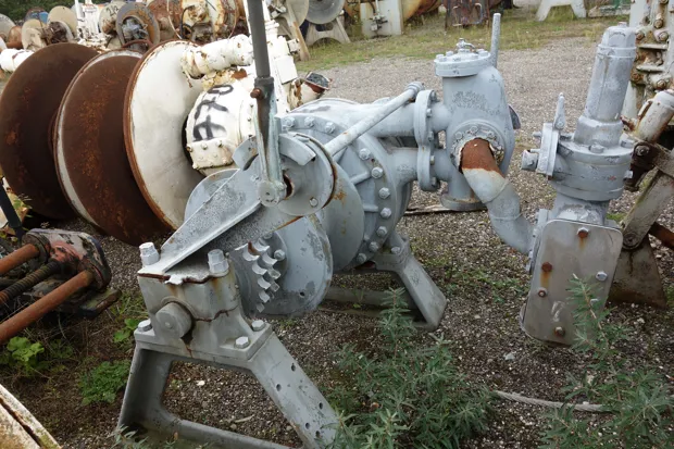 Image 2 of 4 - Anchor winch