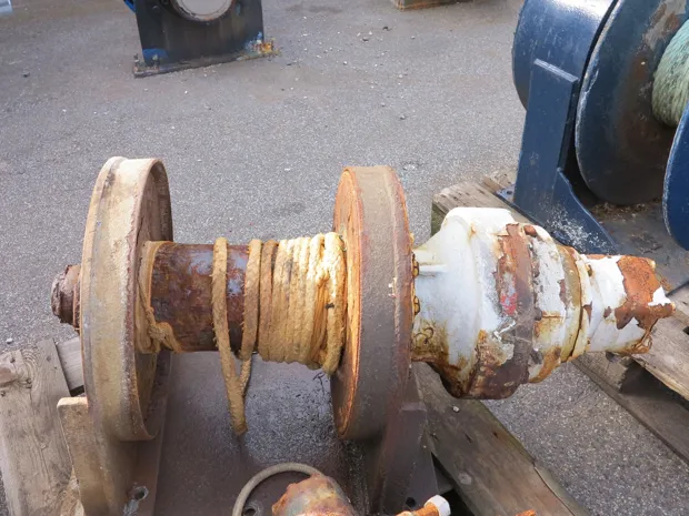 Image 2 of 4 - Small winch