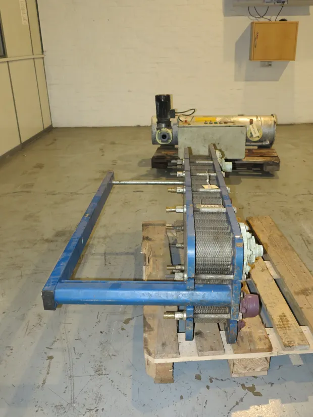 Image 2 of 5 - APV - N35