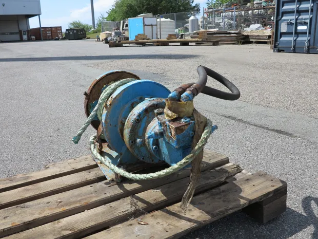 Image 4 of 5 - Small winch