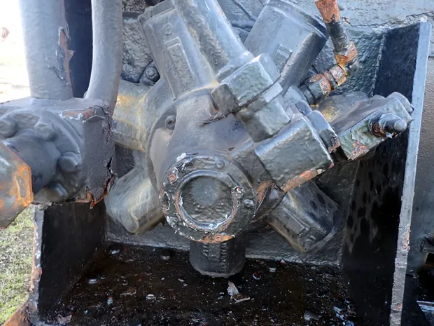 Image 4 of 5 - Mooring winch