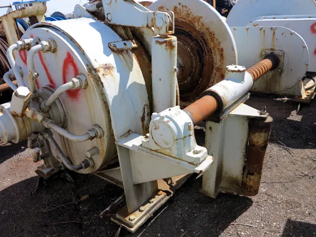 Image 1 of 5 - Split winch