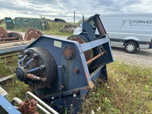 Image 4 of 9 - Split winch