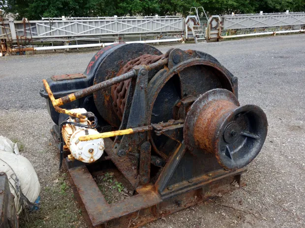 Image 3 of 5 - Anchor winch
