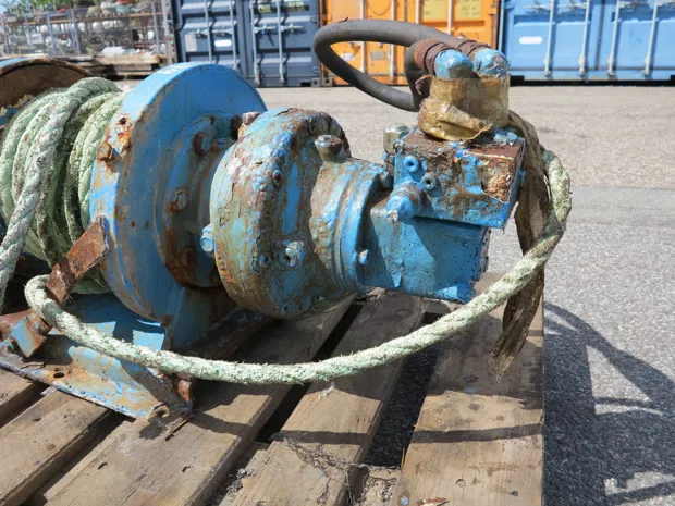 Image 5 of 5 - Small winch