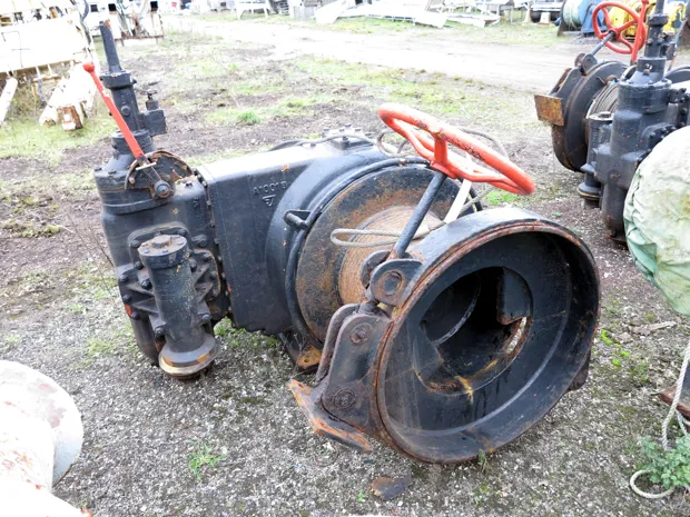 Image 1 of 3 - Mooring winch