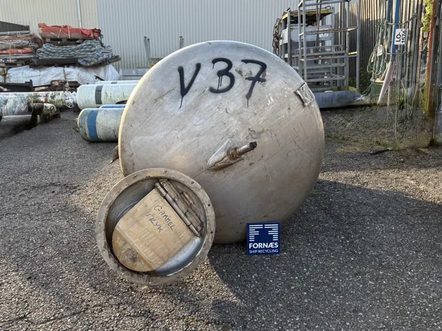 Image 2 of 6 - Iras - No plate