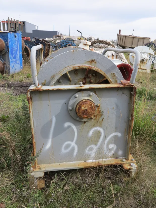 Image 3 of 4 - Mooring winch