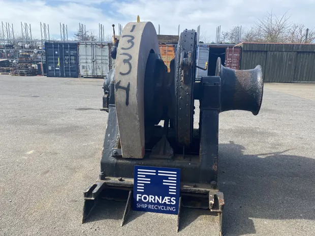 Image 3 of 10 - Anchor winch