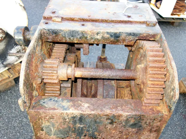 Image 4 of 4 - Small winch