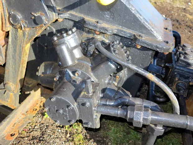 Image 5 of 5 - Anchor winch