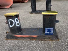 D833