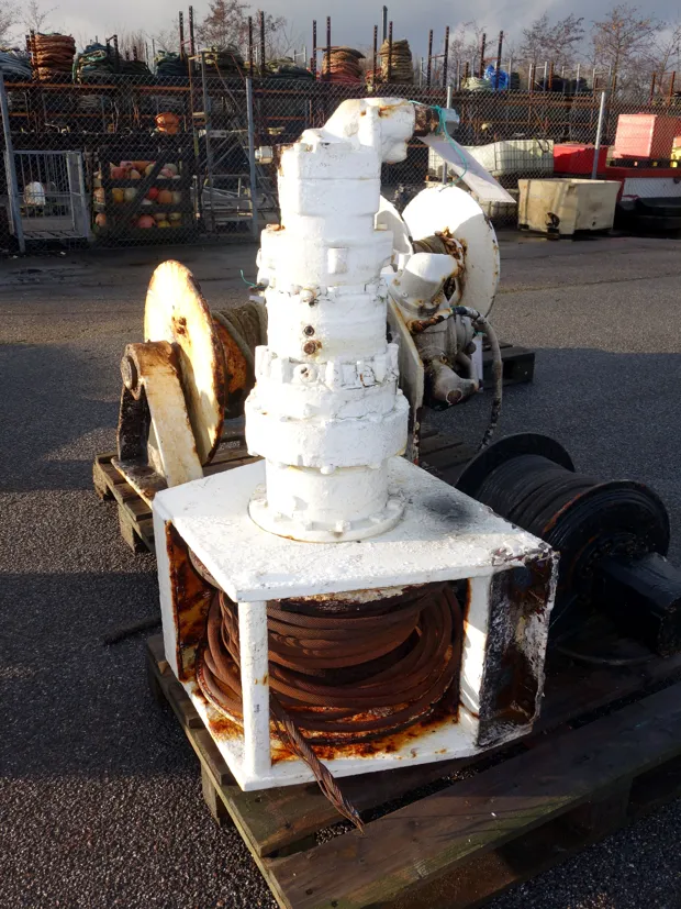 Image 1 of 2 - Small winch