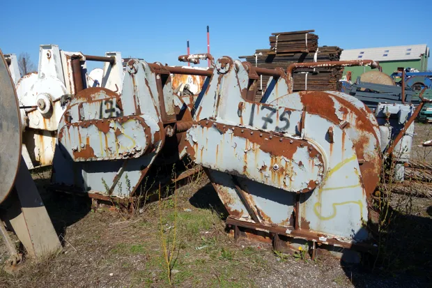 Image 1 of 2 - Split winch