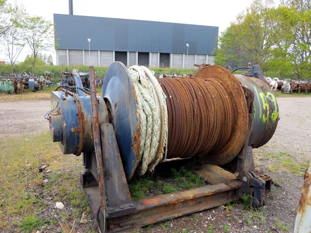 Image 1 of 4 - Split winch