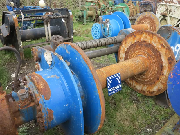 Image 4 of 4 - Split winch