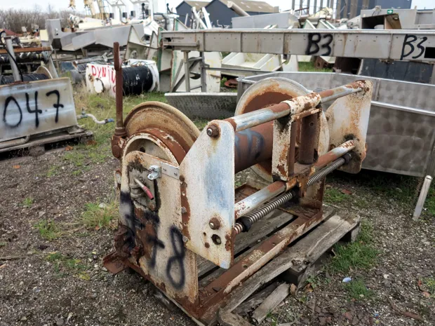 Image 4 of 4 - Sounder winch
