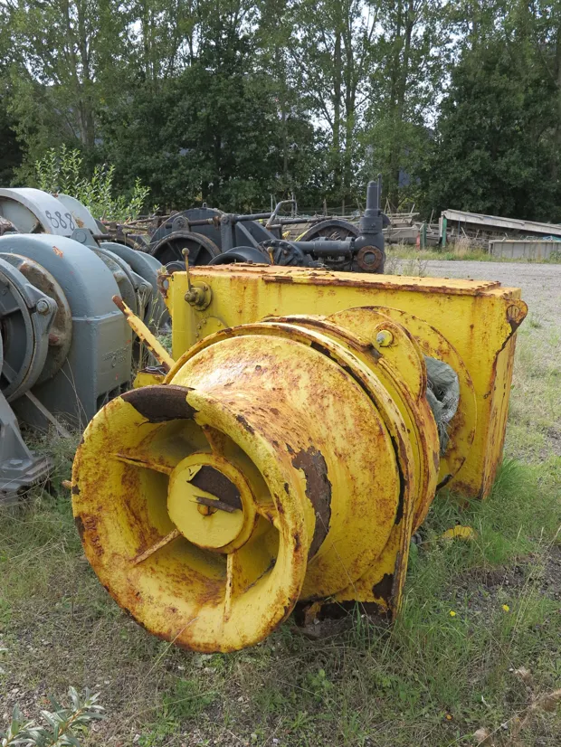 Image 4 of 5 - Anchor winch