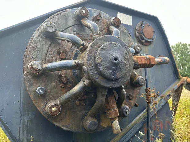 Image 9 of 9 - Split winch