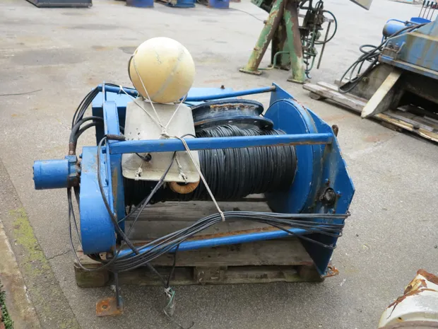 Image 1 of 4 - Sounder winch