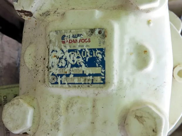 Image 4 of 6 - Small winch