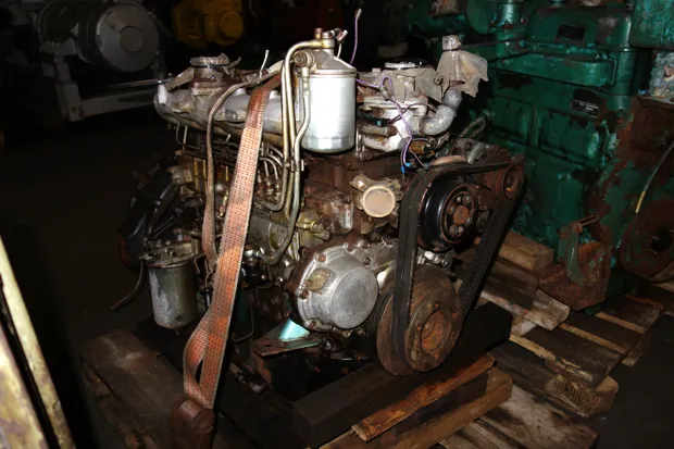 Image 2 of 4 - Isuzu - 6 cyl