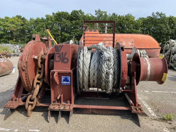 Image 3 of 11 - Anchor winch