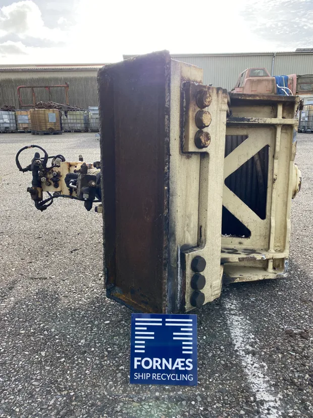 Image 3 of 5 - Small winch