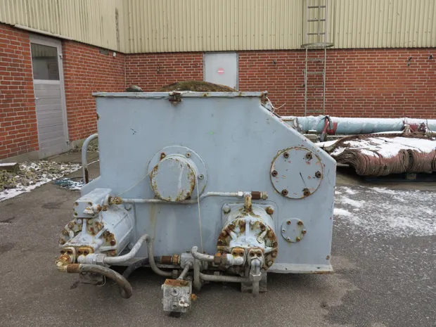 Image 4 of 4 - Split winch