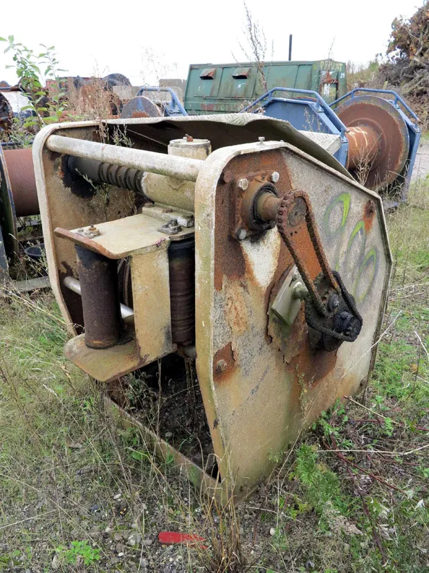 Image 1 of 5 - Split winch