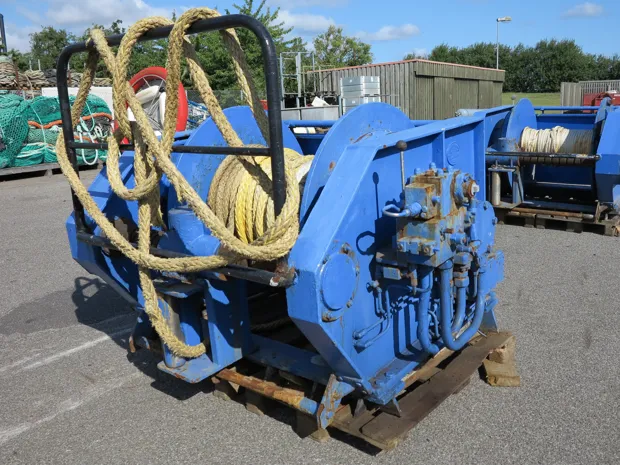 Image 3 of 5 - Split winch