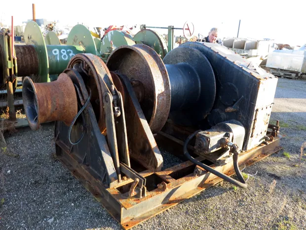 Image 1 of 4 - Anchor winch