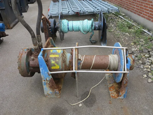 Image 2 of 4 - Tackle winch