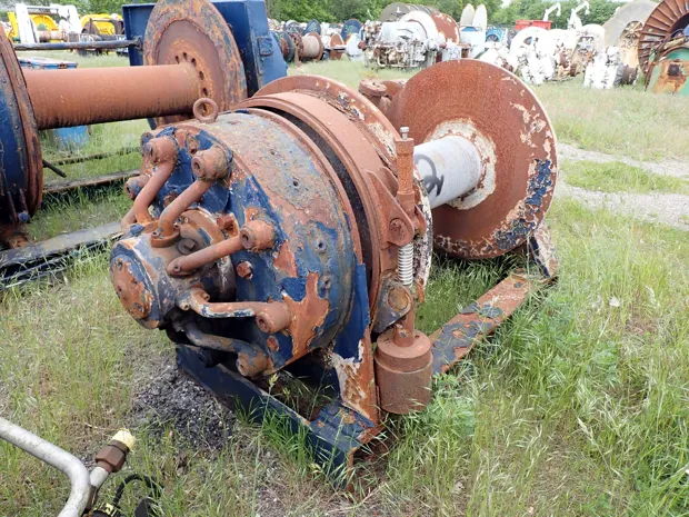 Image 4 of 4 - Split winch