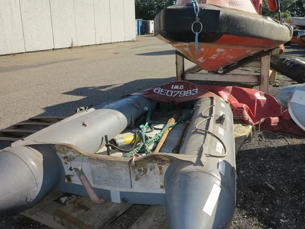 Image 4 of 5 - Inflatable boat