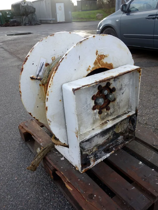 Image 2 of 3 - Tackle winch