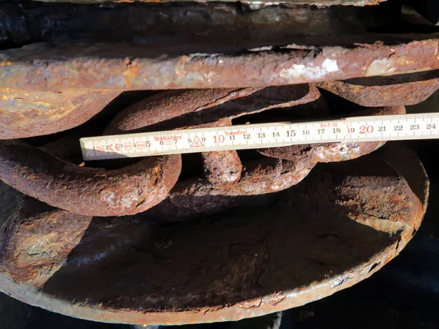 Image 4 of 5 - Anchor winch