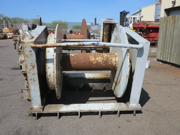 Image 1 of 5 - Split winch