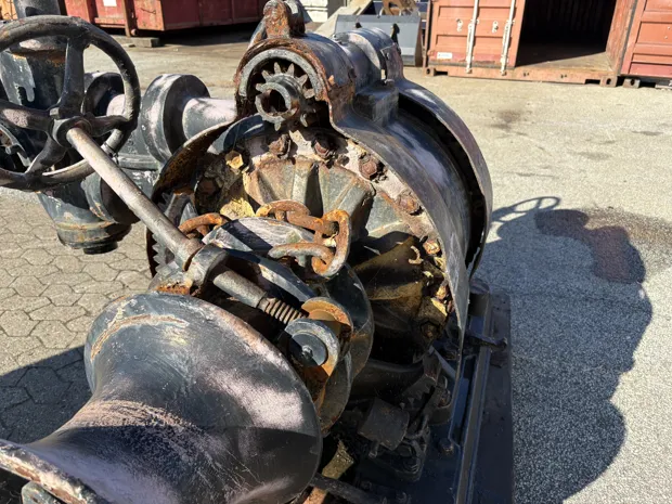 Image 5 of 9 - Anchor winch