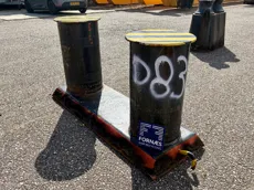 D832