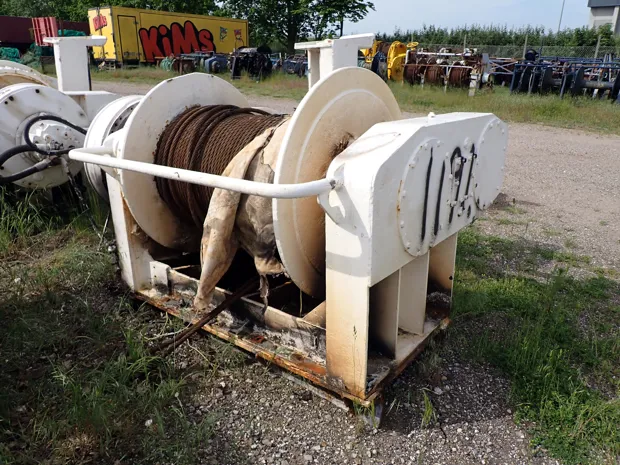 Image 1 of 3 - Split winch